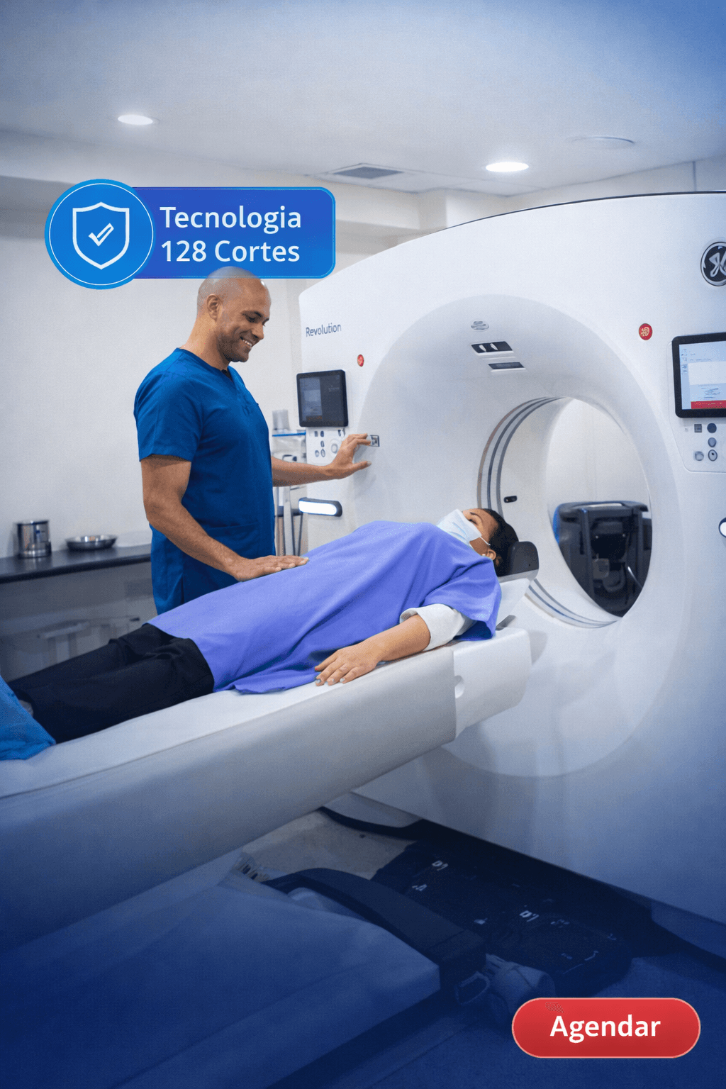 Paciente siendo atendido en tomógrafo de Clínica La Luz